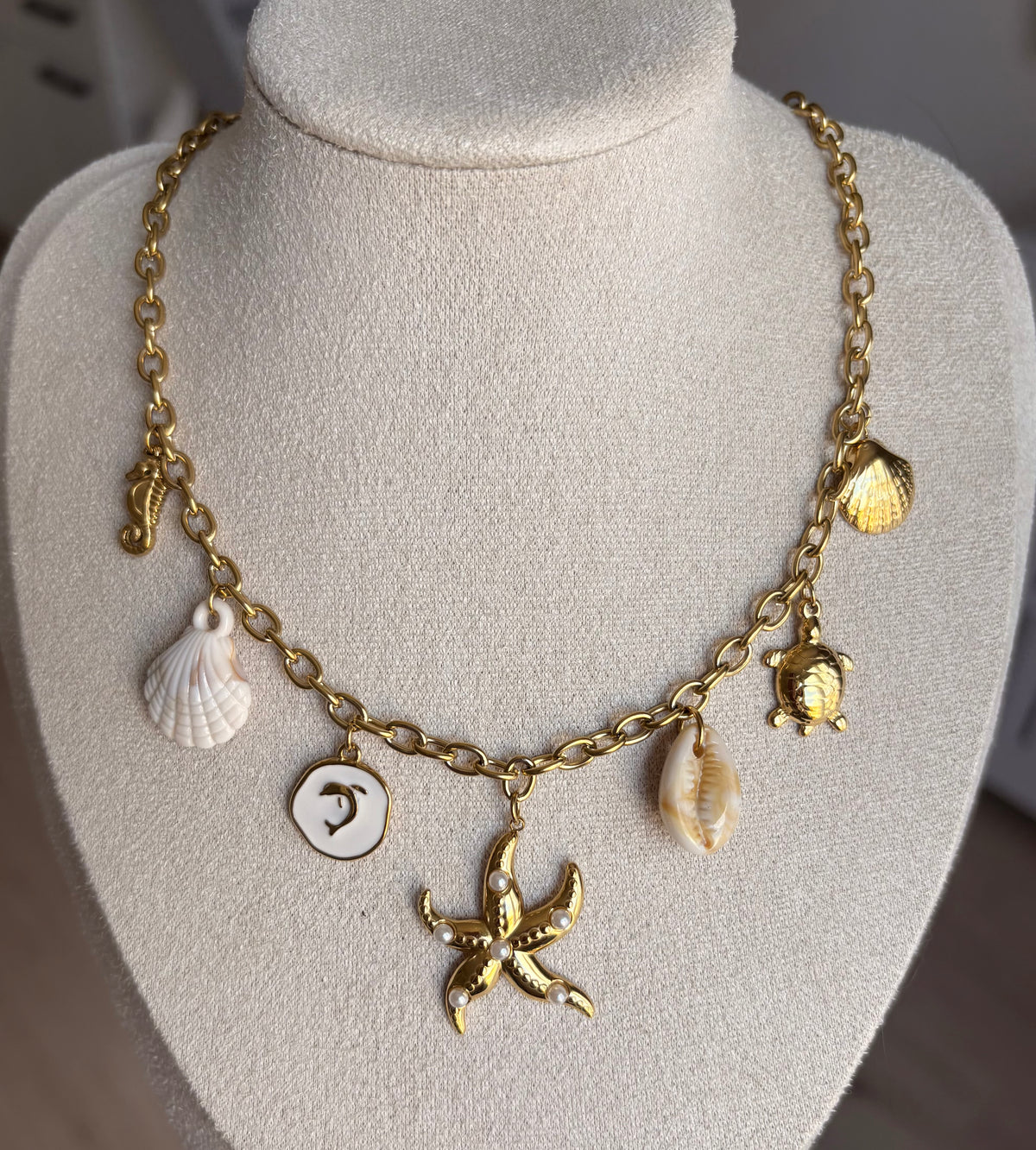COLLIER BORA